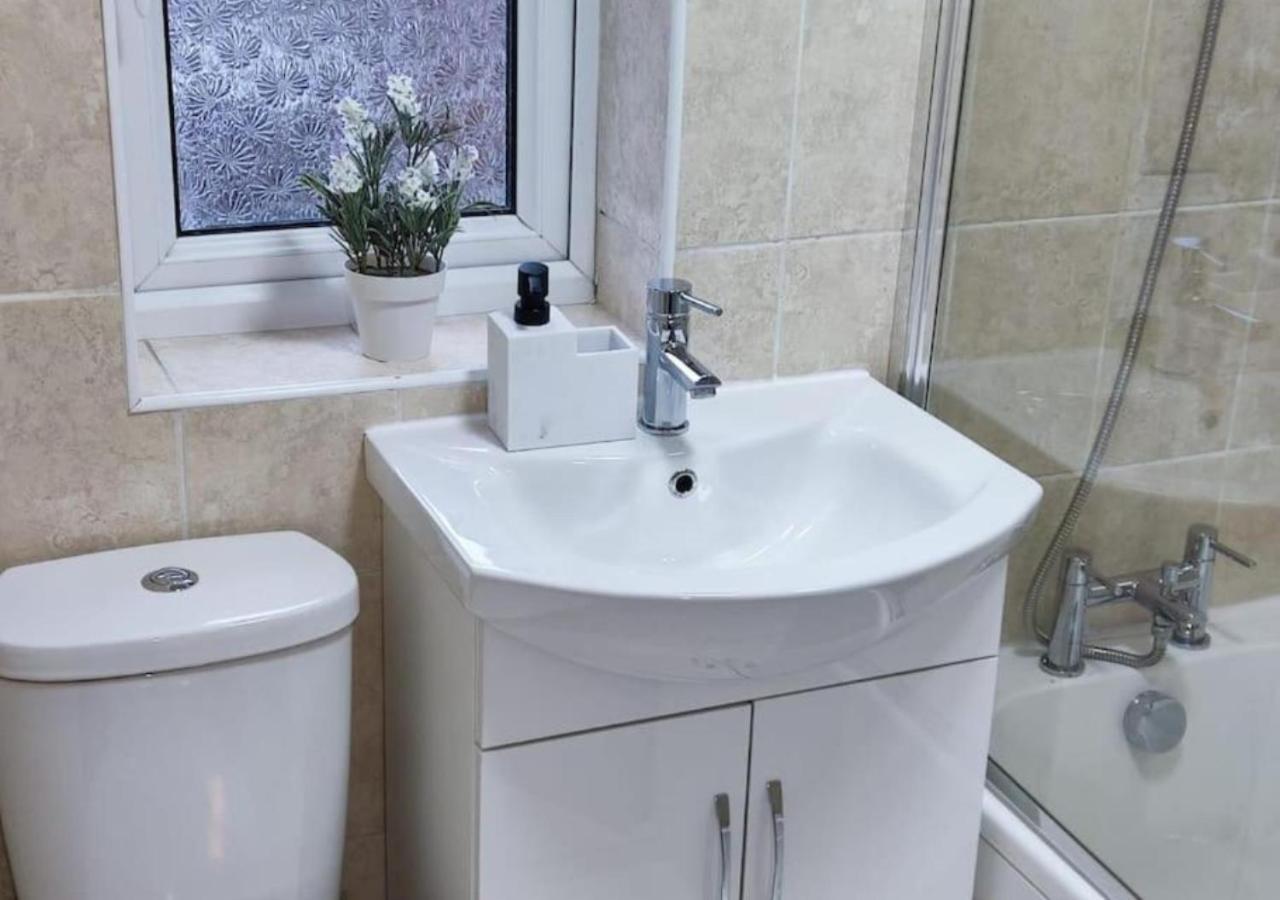 Comfortable 3 Bedrooms Leeds Beach House - Ideal For Family And Contractors - Free Parking For 2 Cars Extérieur photo