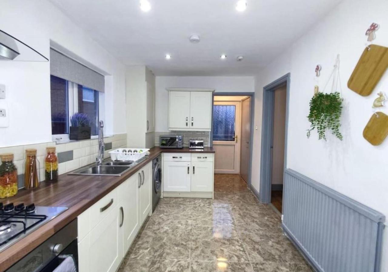 Comfortable 3 Bedrooms Leeds Beach House - Ideal For Family And Contractors - Free Parking For 2 Cars Extérieur photo