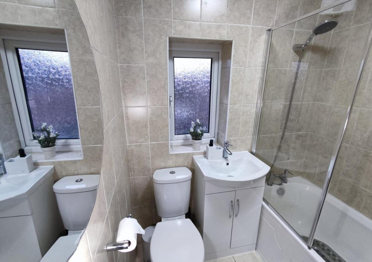 Comfortable 3 Bedrooms Leeds Beach House - Ideal For Family And Contractors - Free Parking For 2 Cars Extérieur photo