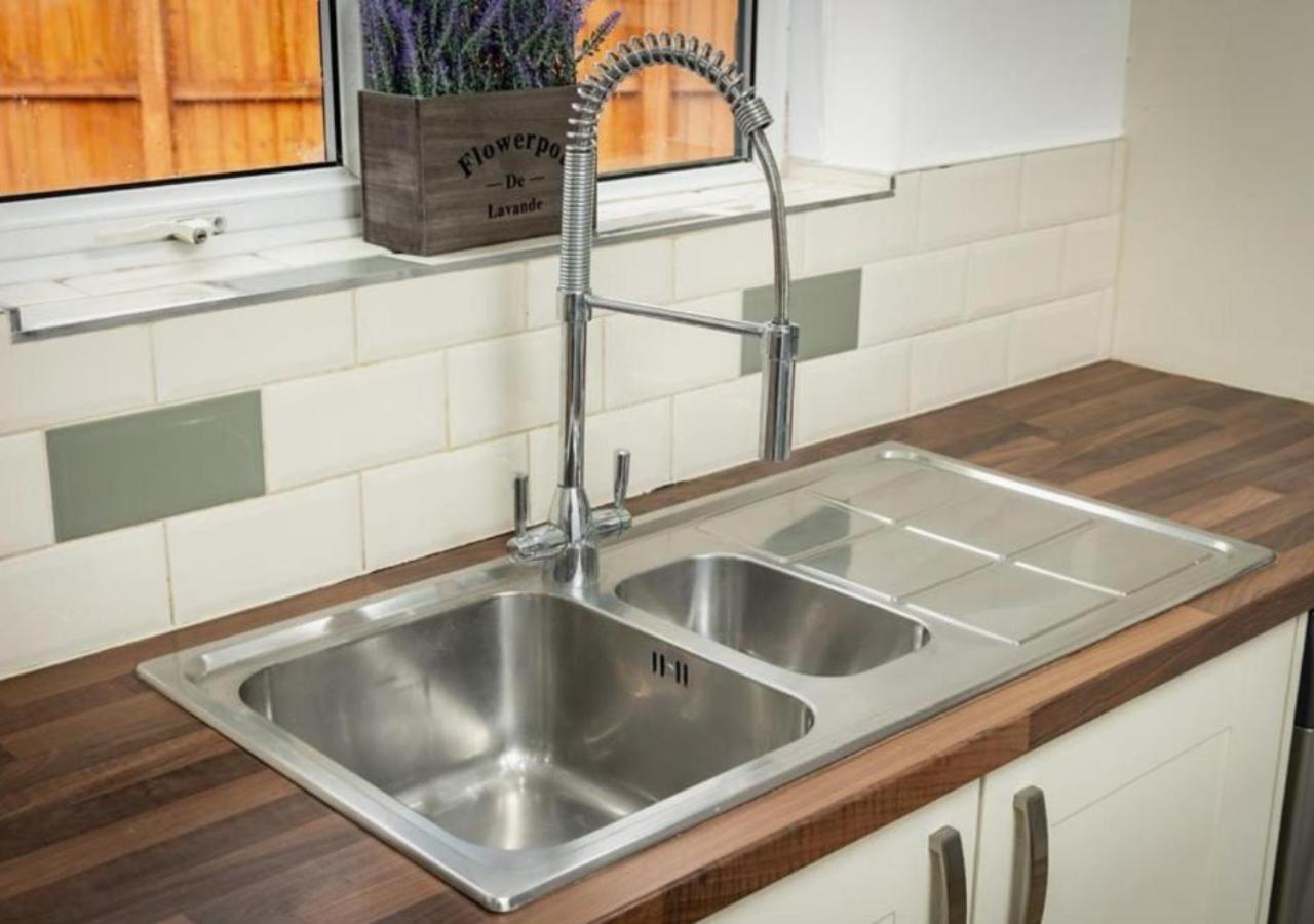 Comfortable 3 Bedrooms Leeds Beach House - Ideal For Family And Contractors - Free Parking For 2 Cars Extérieur photo