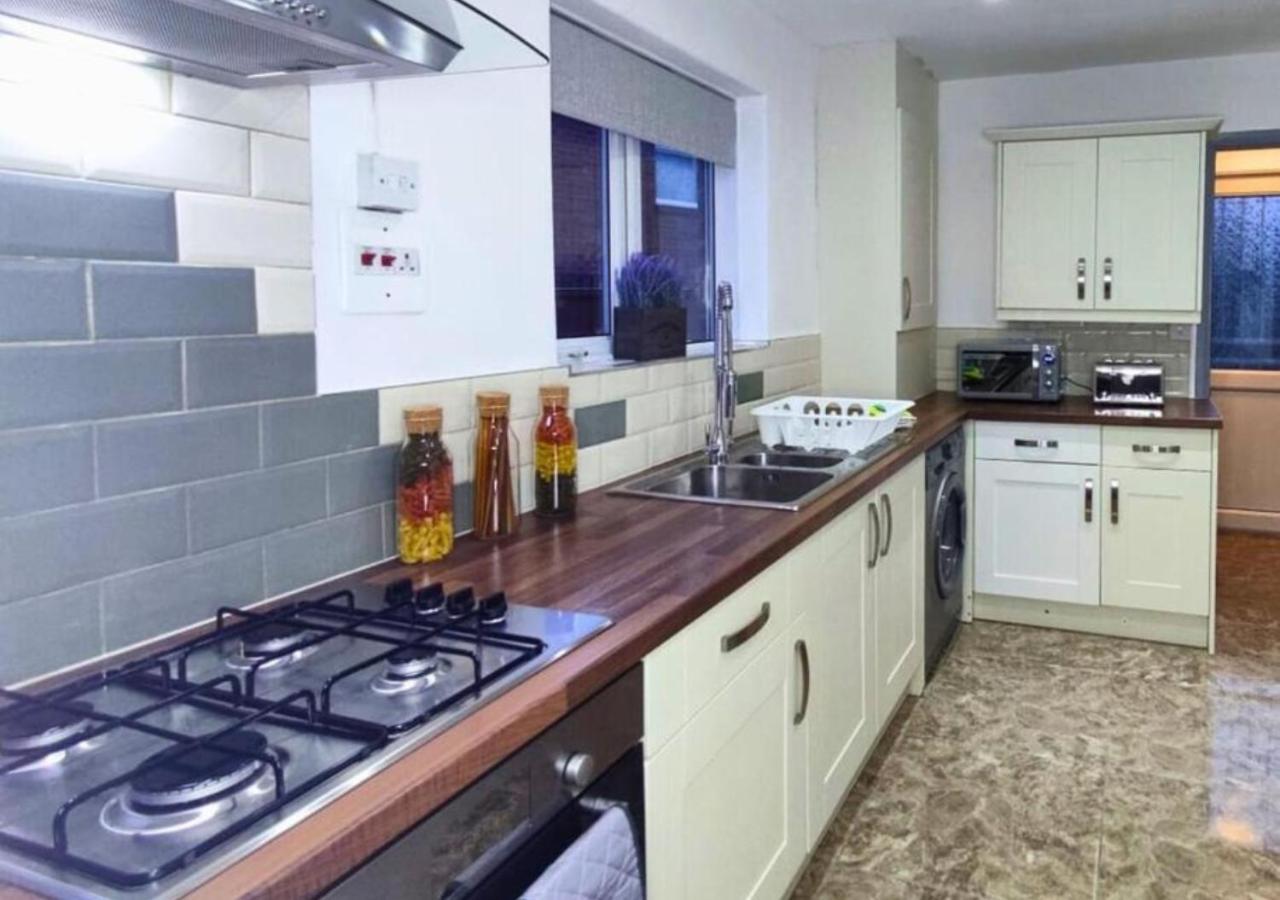 Comfortable 3 Bedrooms Leeds Beach House - Ideal For Family And Contractors - Free Parking For 2 Cars Extérieur photo